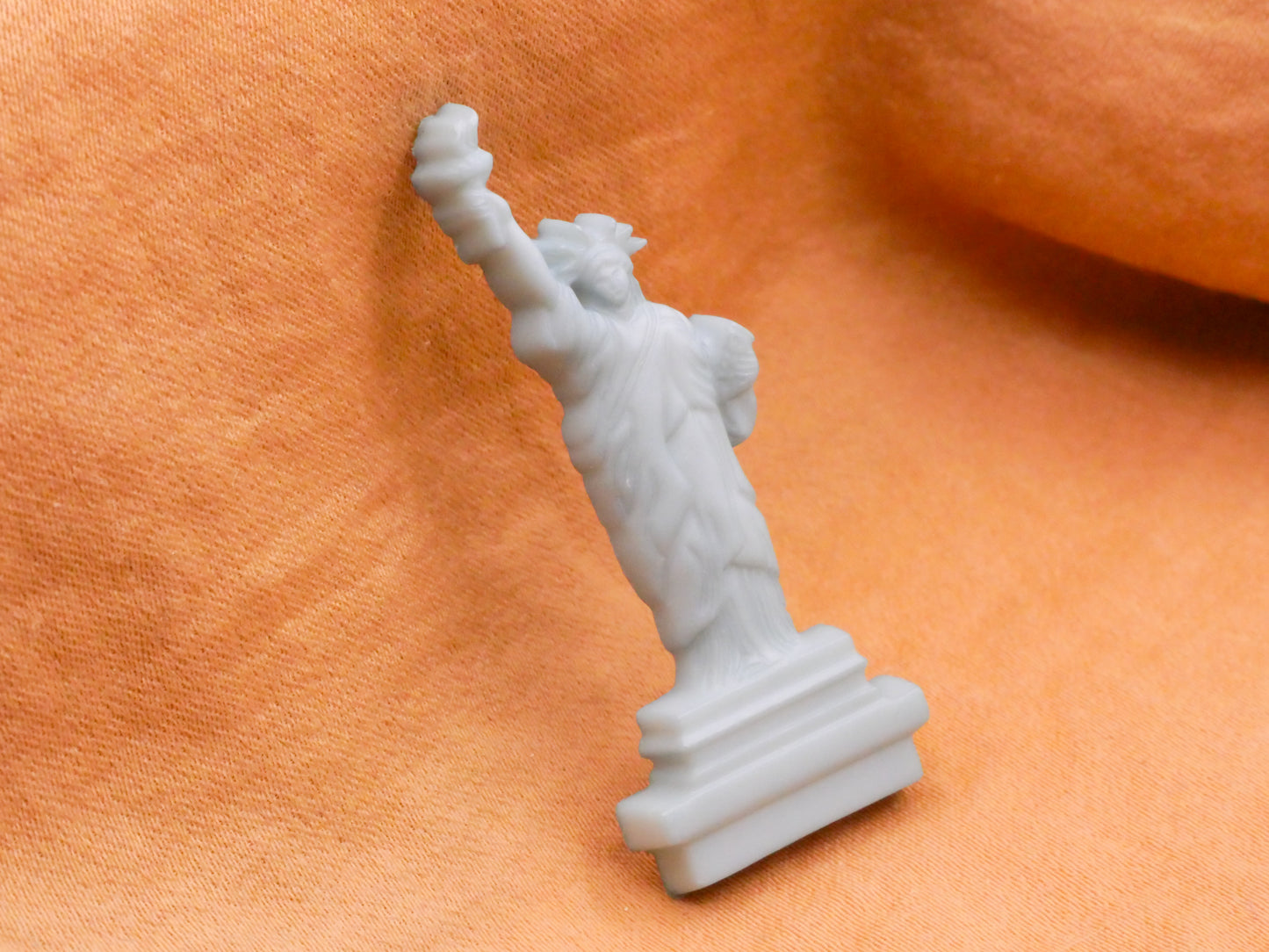 Statue of Liberty Realistic Plastic Button 18x41mm