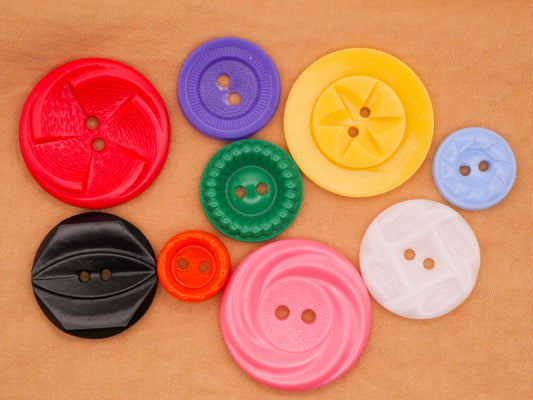 Colorful Housecoat Vintage Plastic Set of Nine Buttons 13-28mm