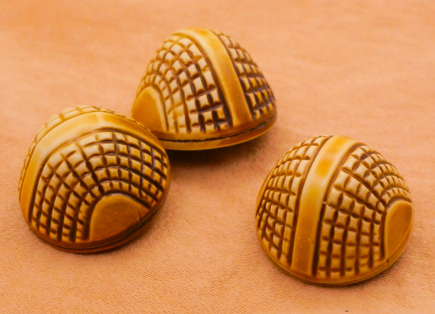 Acorn Shape Texture Celluloid Bubble Early Plastic Set of Three Buttons 19mm