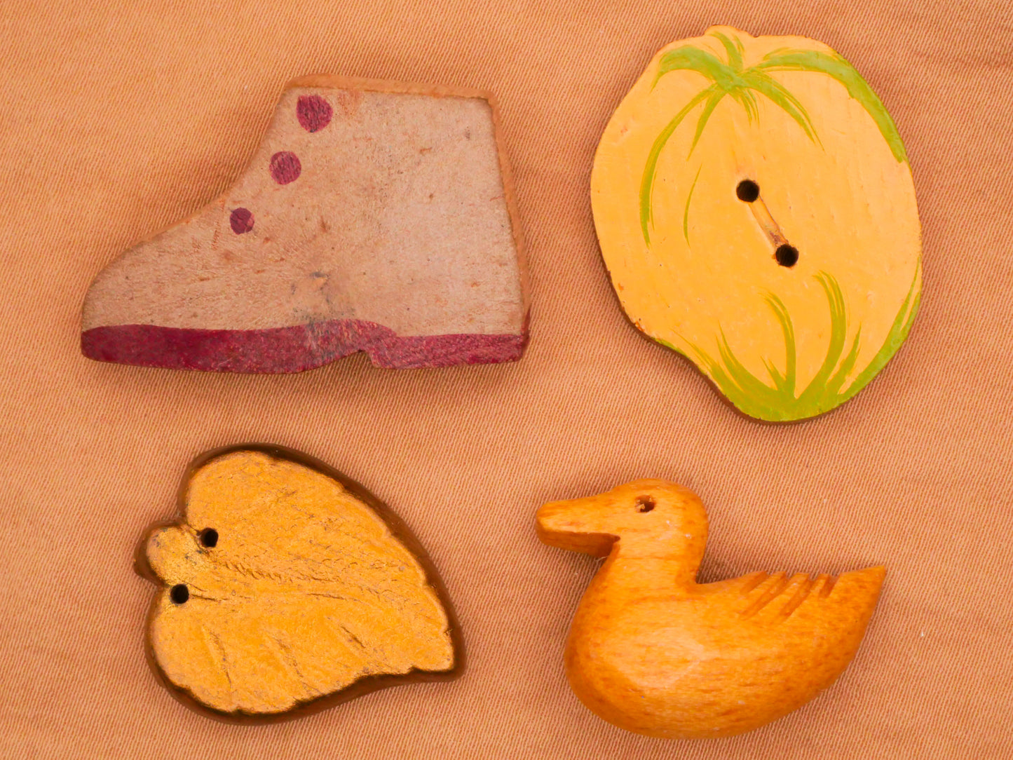 Boot Gourd Leaf Duck Vintage Wood Button Various 21-34mm