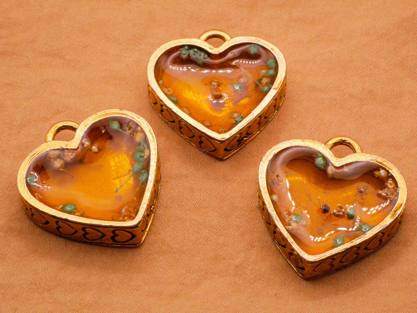 Heart Habitat Resin Gold Metal Vintage Charm Embellishment 27x29mm