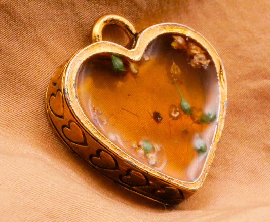 Heart Habitat Resin Gold Metal Vintage Charm Embellishment 27x29mm