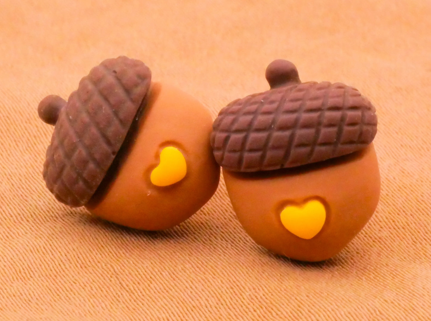 Acorn Heart Brown Plastic Pair of Buttons 11x14mm