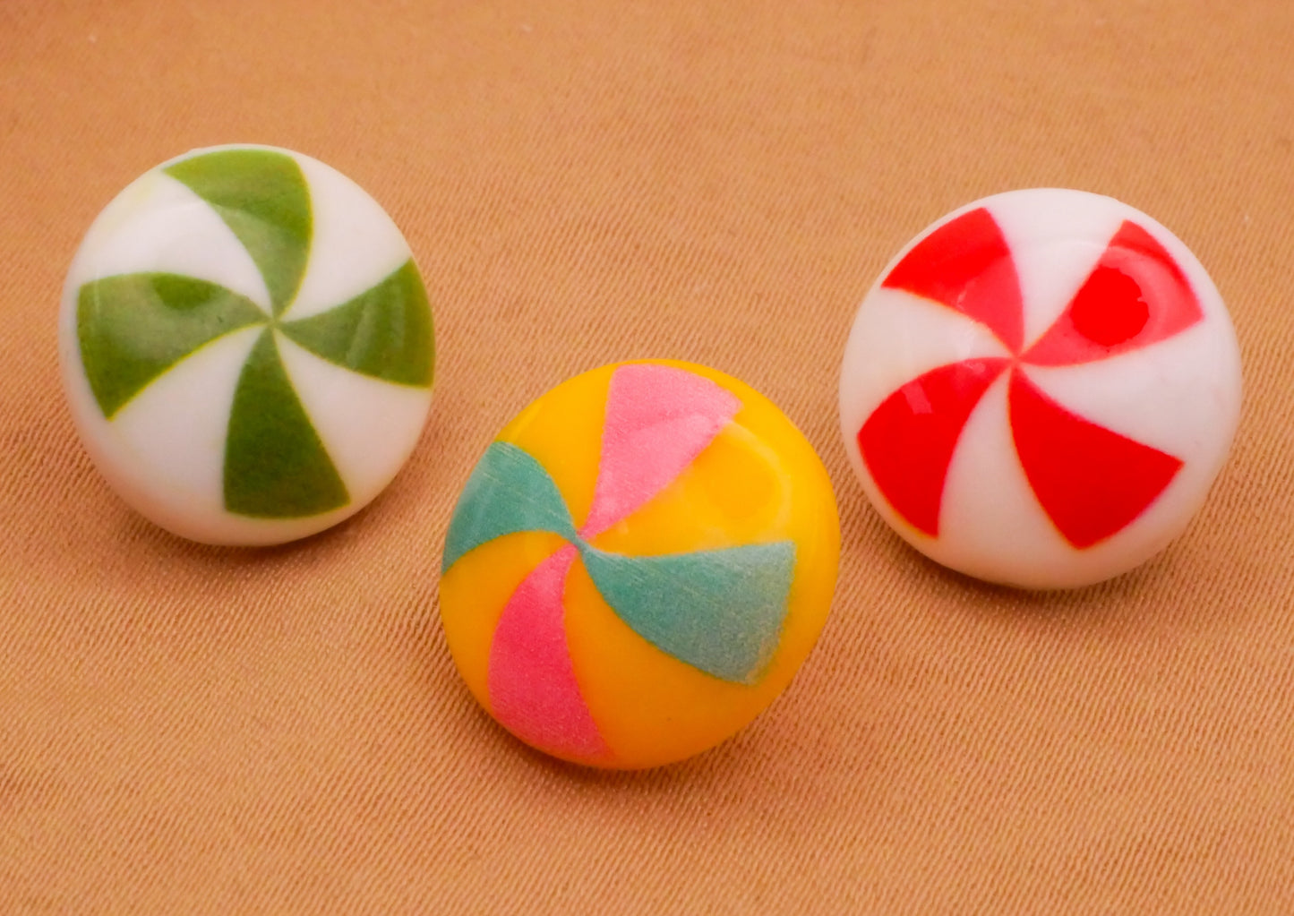 Peppermint Candy Swirl Plastic Set of Five Buttons Various 15mm