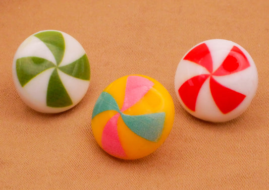 Peppermint Candy Swirl Plastic Set of Five Buttons Various 15mm