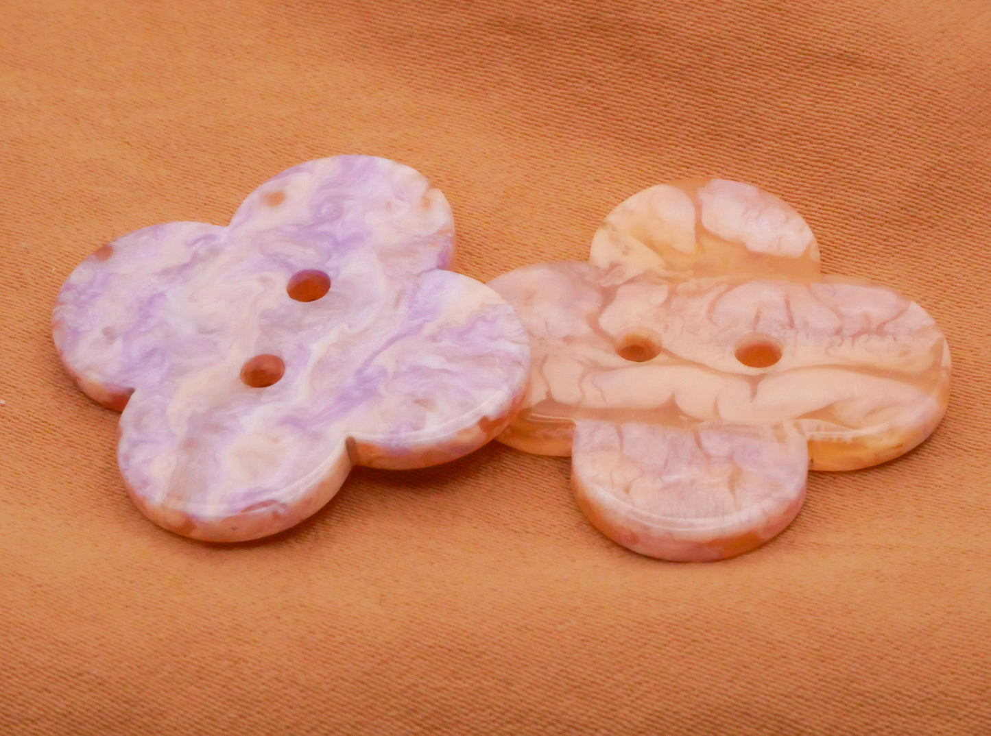 Clover Lavender Champagne Pearlized Marbled Plastic Pair of Buttons 23x28mm