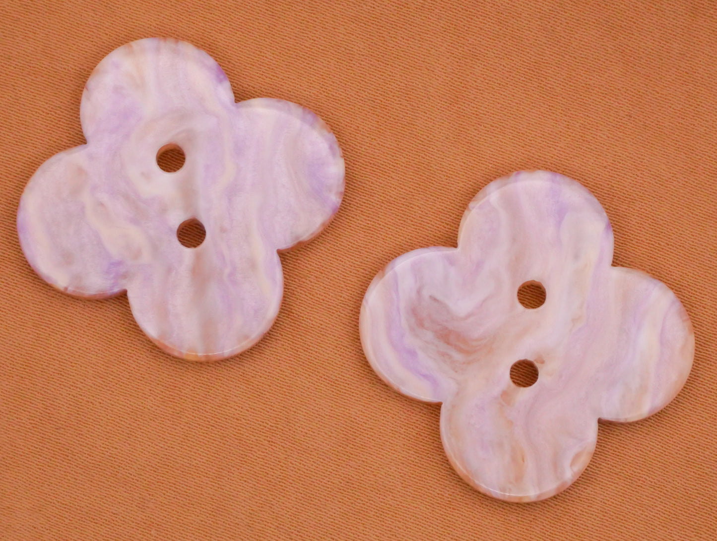 Clover Lavender Champagne Pearlized Marbled Plastic Pair of Buttons 23x28mm