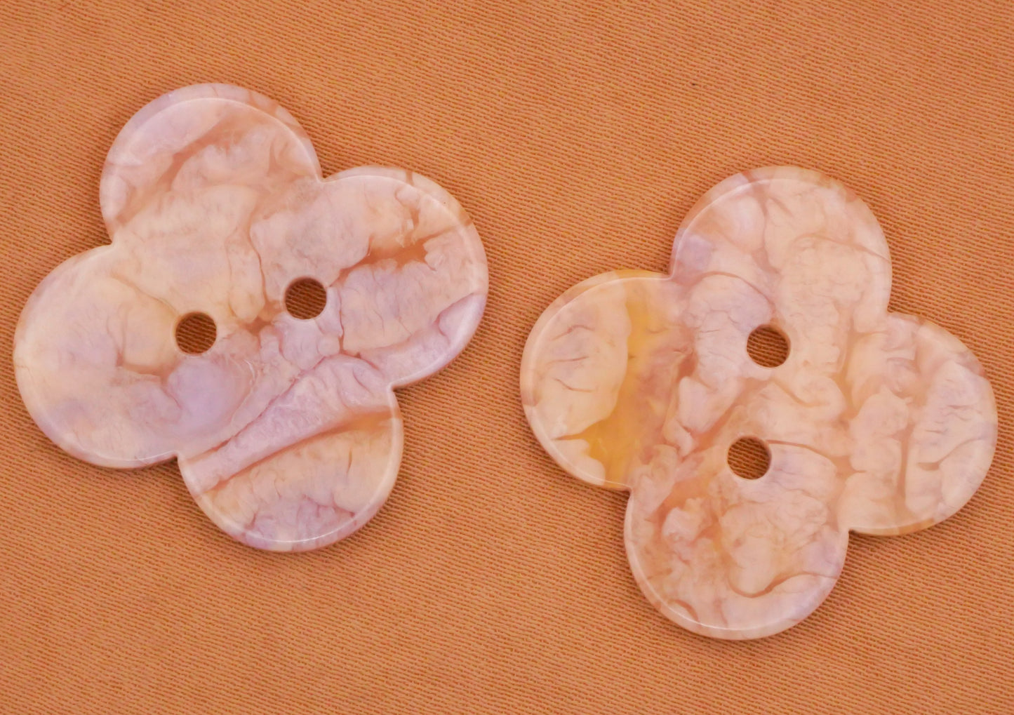 Clover Lavender Champagne Pearlized Marbled Plastic Pair of Buttons 23x28mm