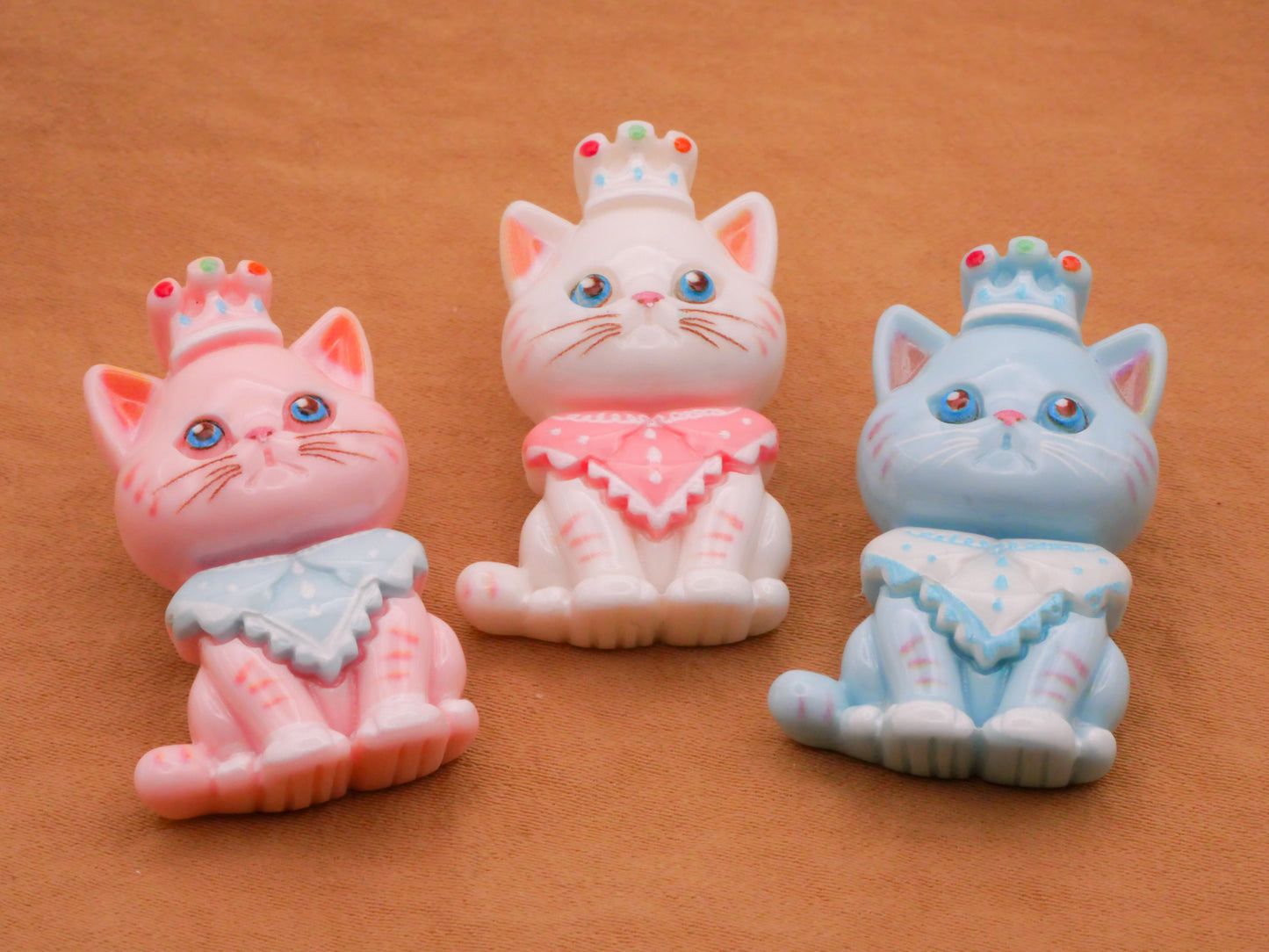 Cat Kitty Princess Crown Pink White Blue Plastic Set of Three Buttons 20x33mm