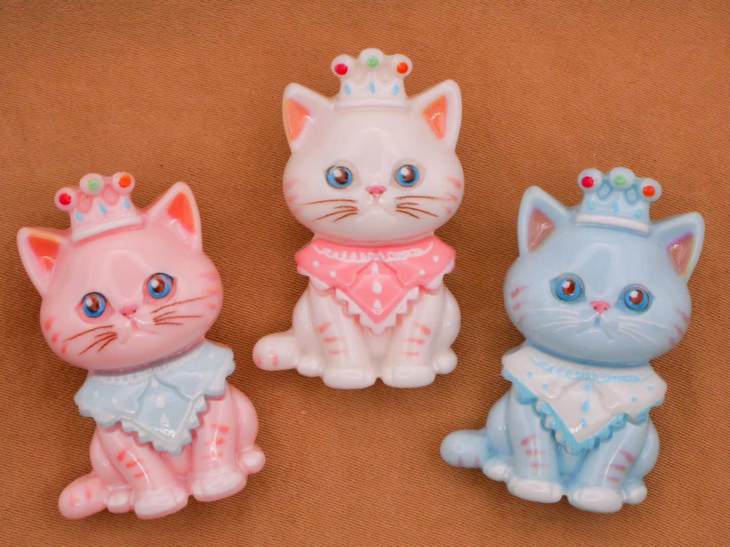 Cat Kitty Princess Crown Pink White Blue Plastic Set of Three Buttons 20x33mm