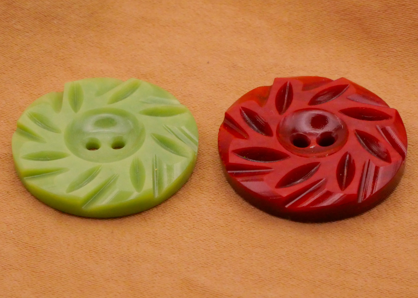 Wreath Leaf Leaves Green Red Vintage English Plastic Button Various 23mm