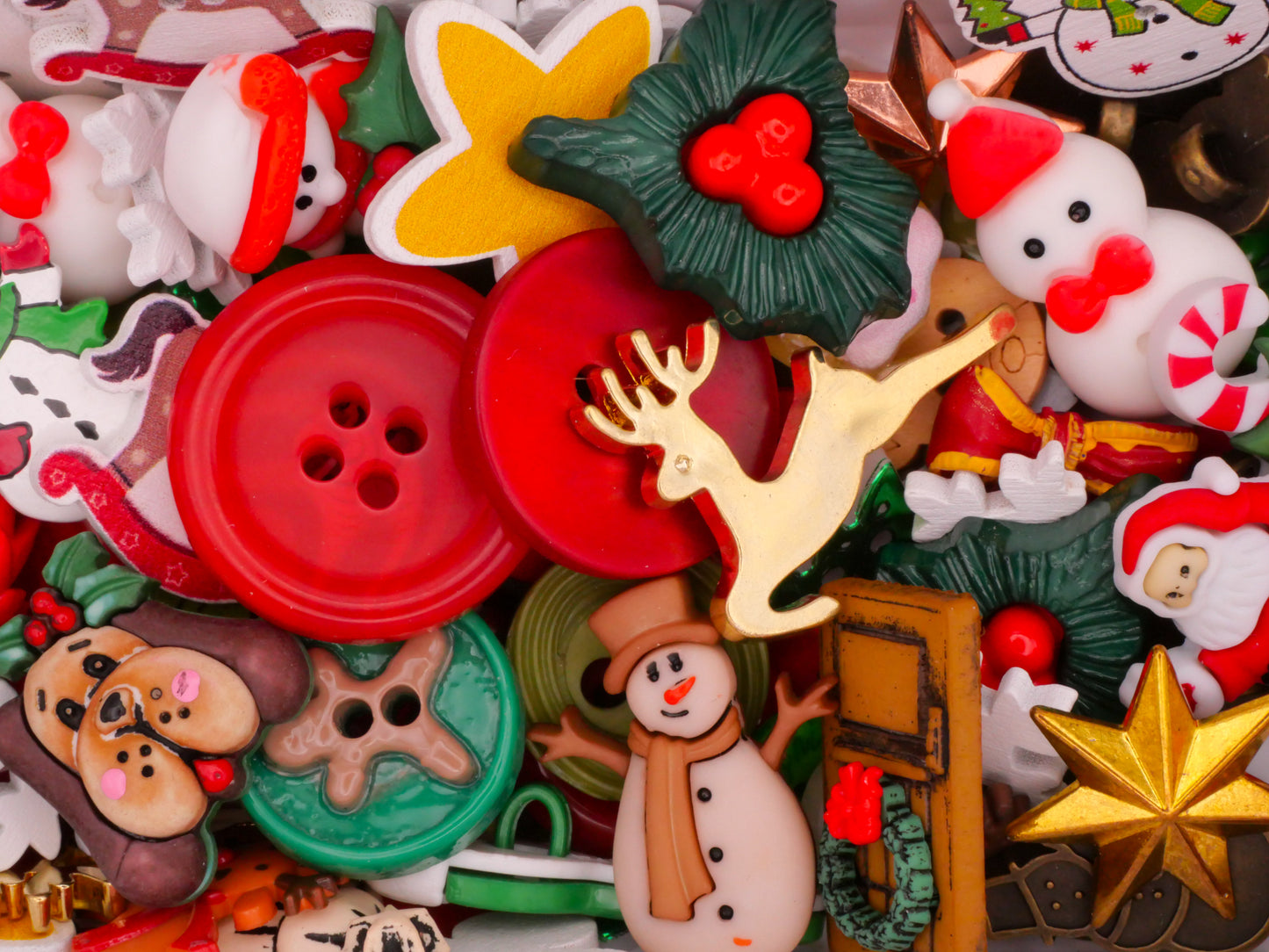 Christmas Plastic Wood Assorted Grab Bag Set of Twenty Buttons 11-36mm