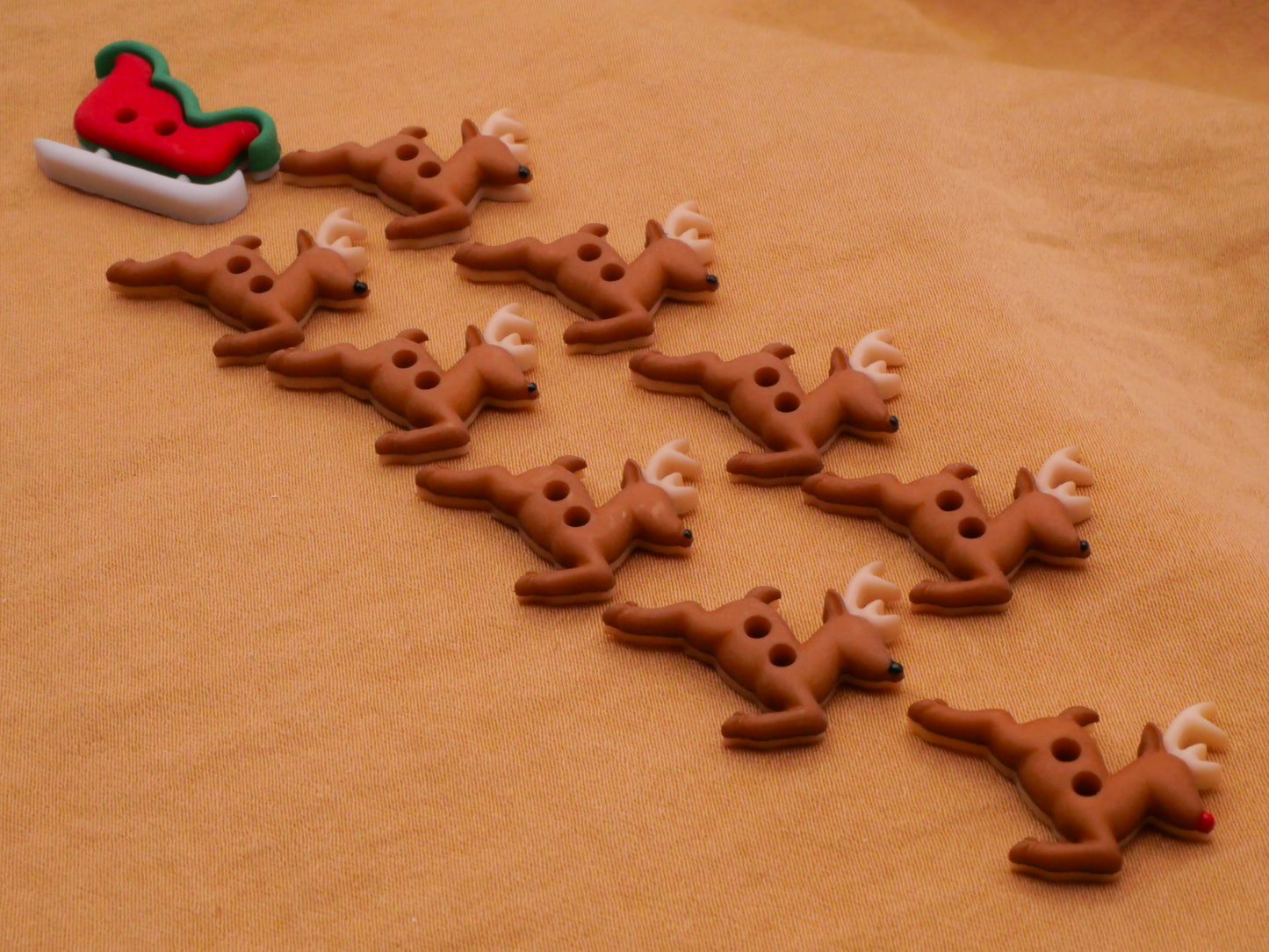 Santas Sleigh Reindeer Rudolf Plastic Snap-Together Set of Ten Buttons 20x22mm