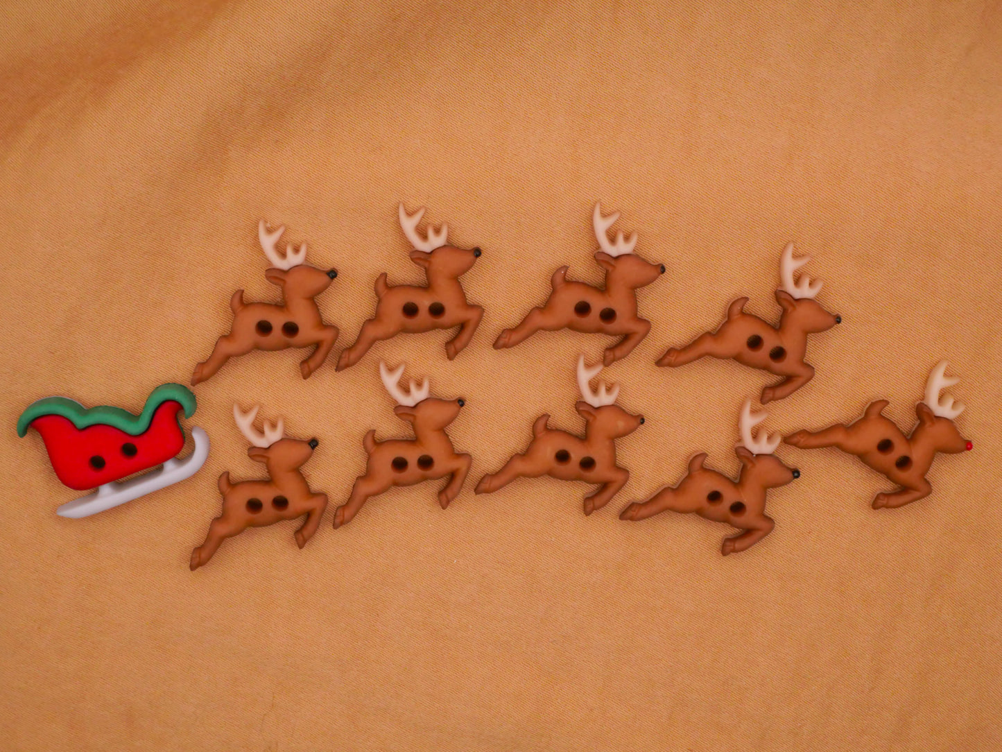 Santas Sleigh Reindeer Rudolf Plastic Snap-Together Set of Ten Buttons 20x22mm