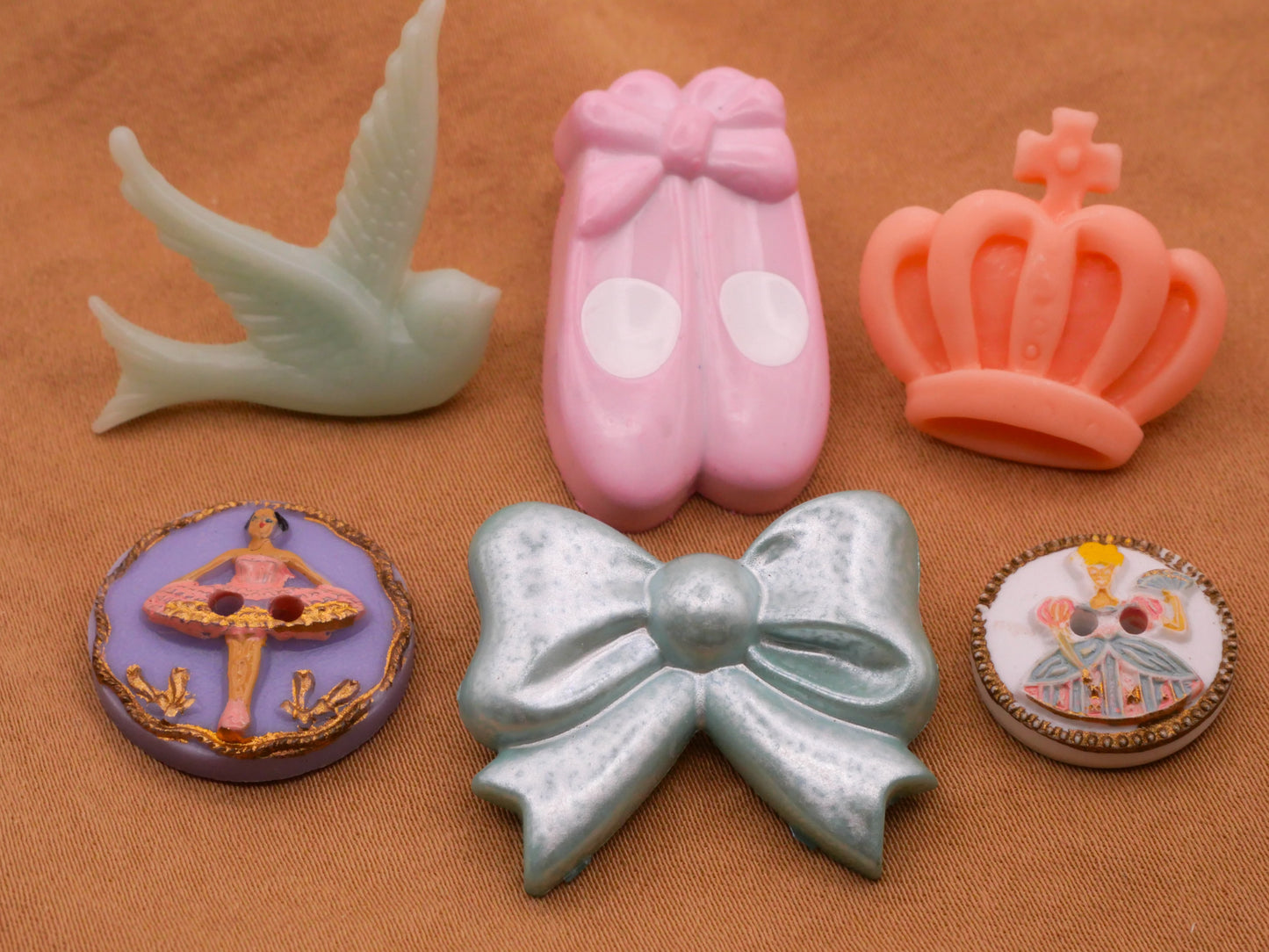 Feminine Pink Aqua Ballet Crown Bird Bow Plastic Button Various 15-29mm