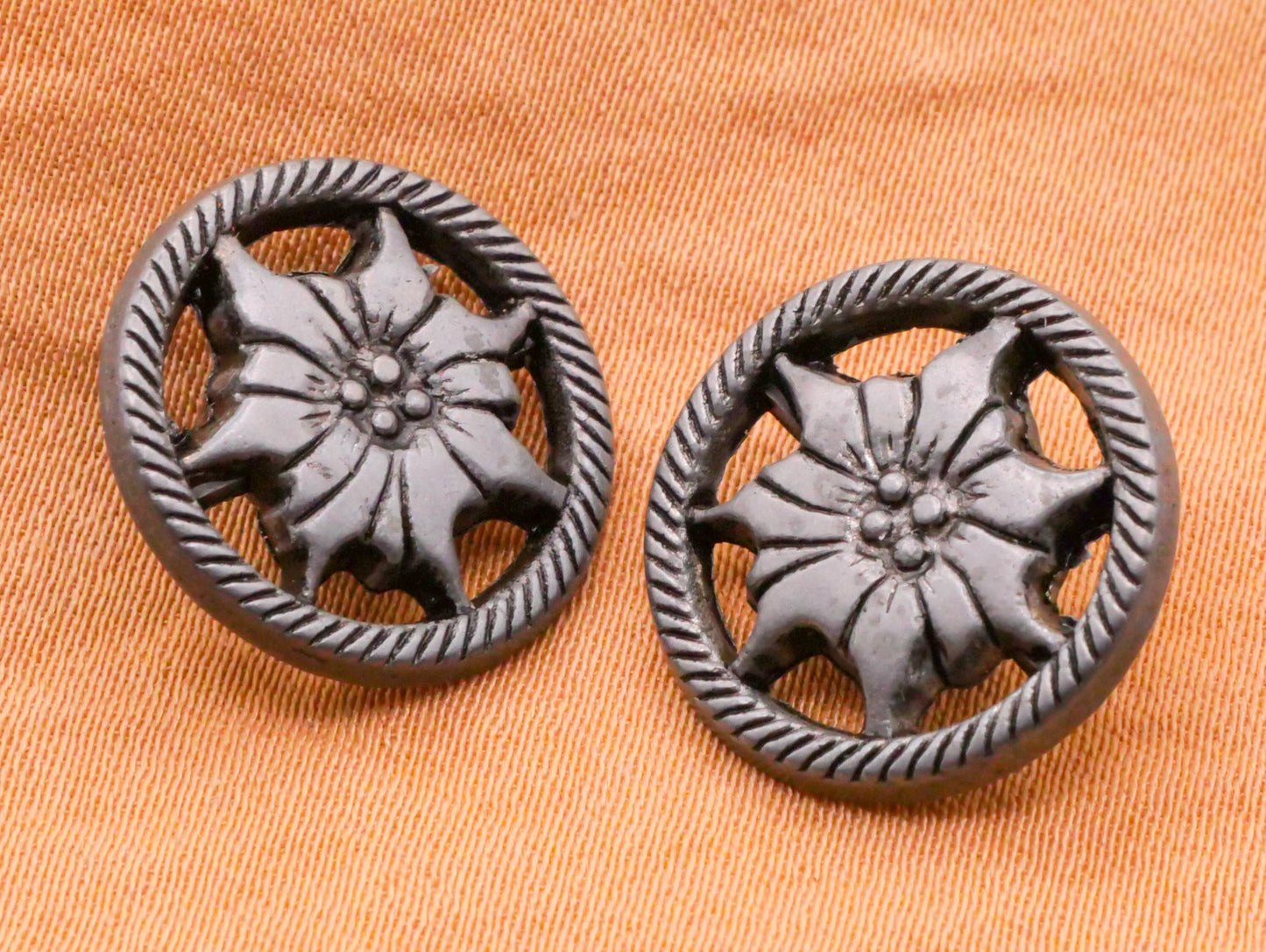 Poinsettia Flower Christmas Antiqued Silver Metal Button 16mm