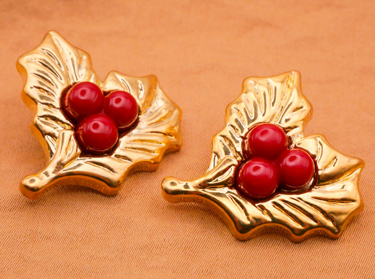 Holly Berry Leaf Leaves Plastic Pair of Buttons 26x28mm