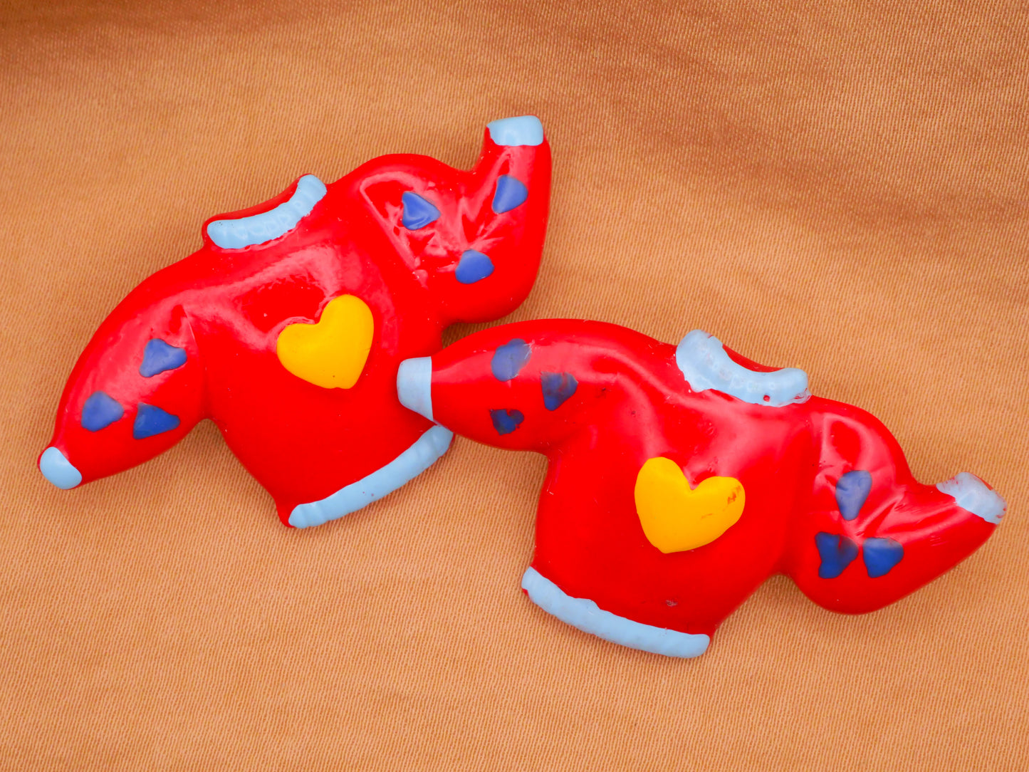 Sweater Sweatshirt Heart Plastic Pair of Buttons 34x45mm