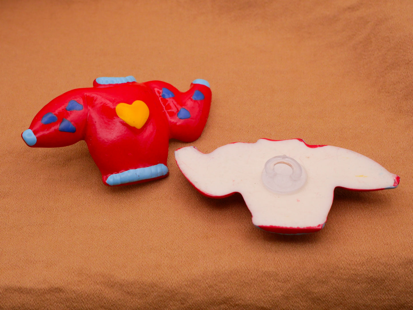 Sweater Sweatshirt Heart Plastic Pair of Buttons 34x45mm