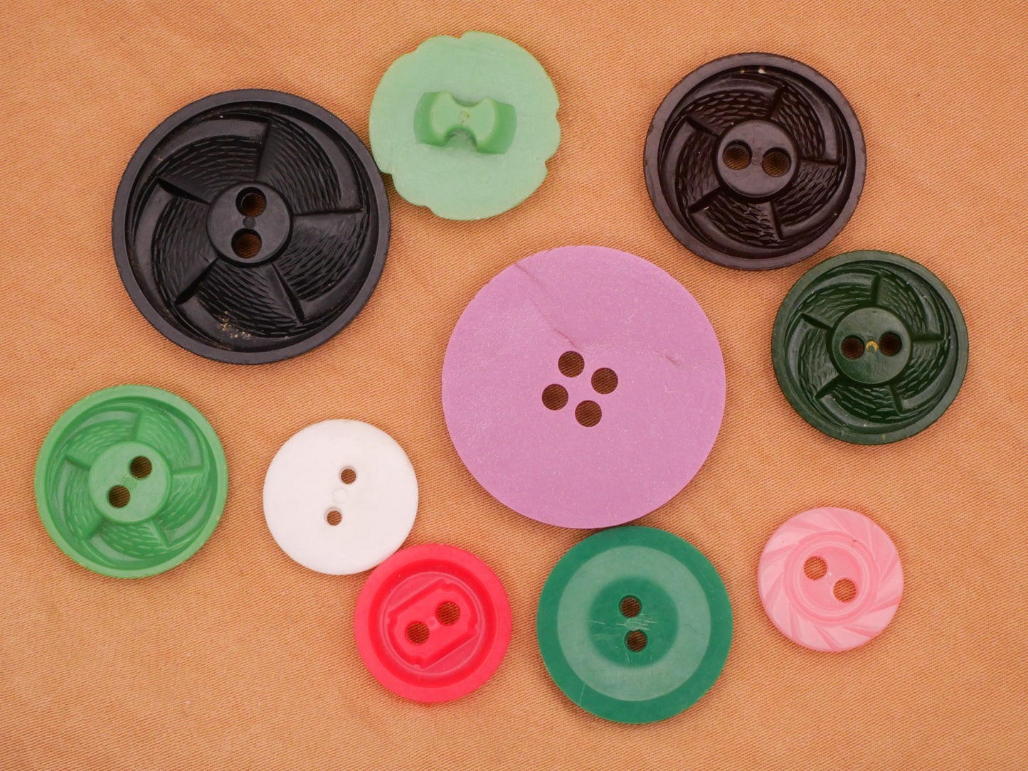 Housecoat Swirls Spirals Vintage Plastic Set of Ten Buttons Various 14-28mm