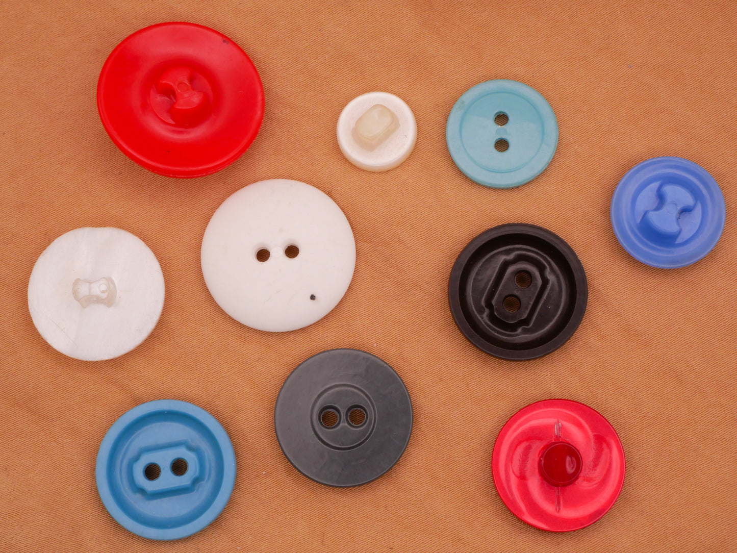Housecoat Swirls Spirals Vintage Plastic Set of Ten Buttons Various 14-28mm