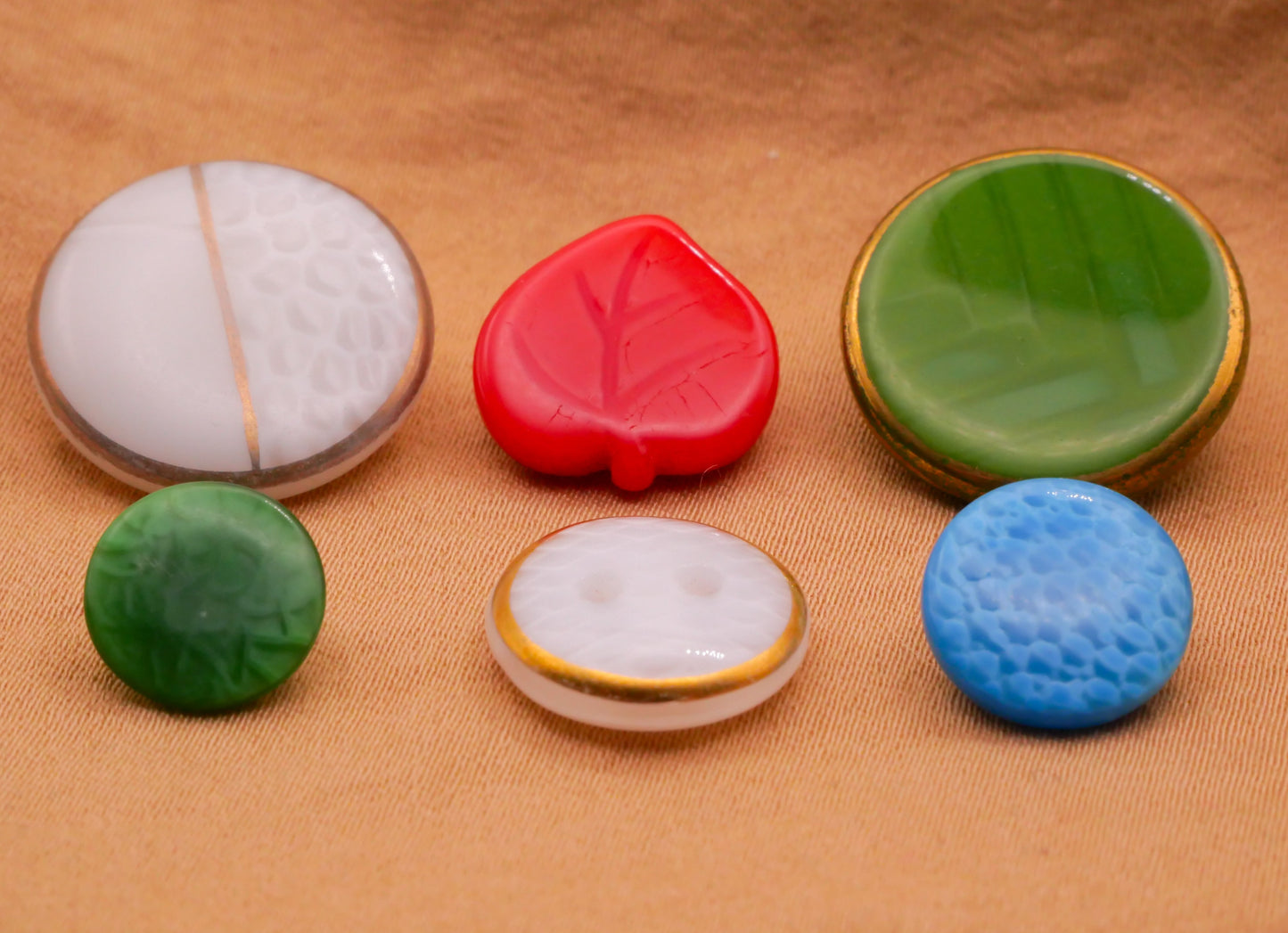 Dig Dug Design in Glass Vintage Button Various 11-18mm