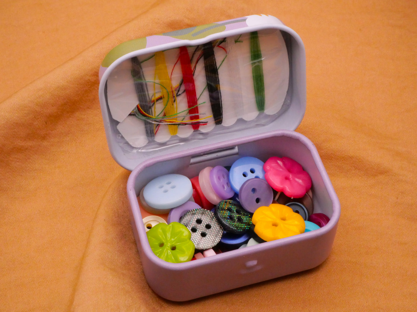 Flower Designs Needle Thread Buttons Sewing Kit Metal Tin Various 41x57mm