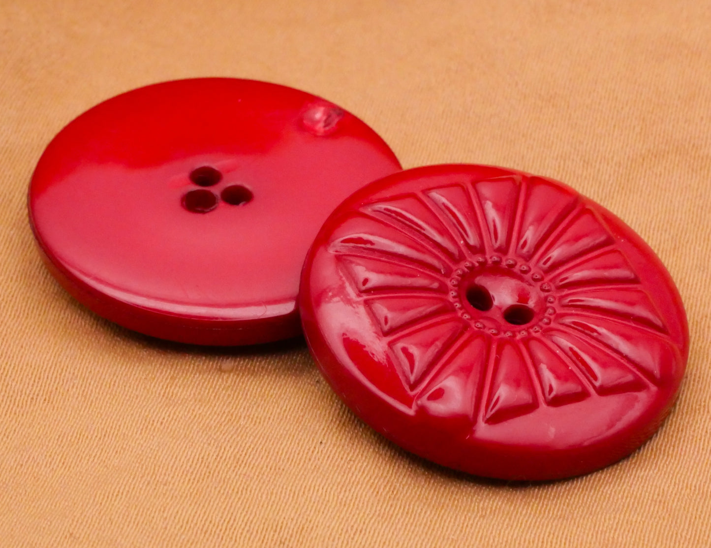 Diamond Sunburst Deco Red Plastic Set of Four Buttons 25mm