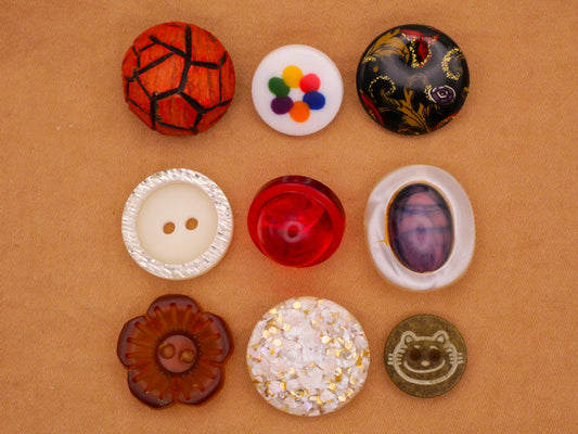 Retro Feel Vintage Plastic Button Various 15-20mm