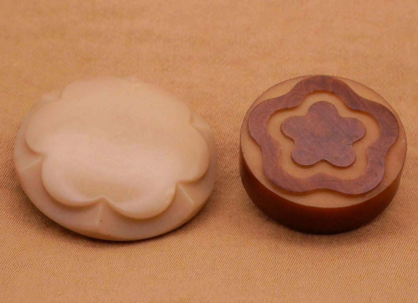 Scallop Flower Design Vintage Button Various 22-27mm