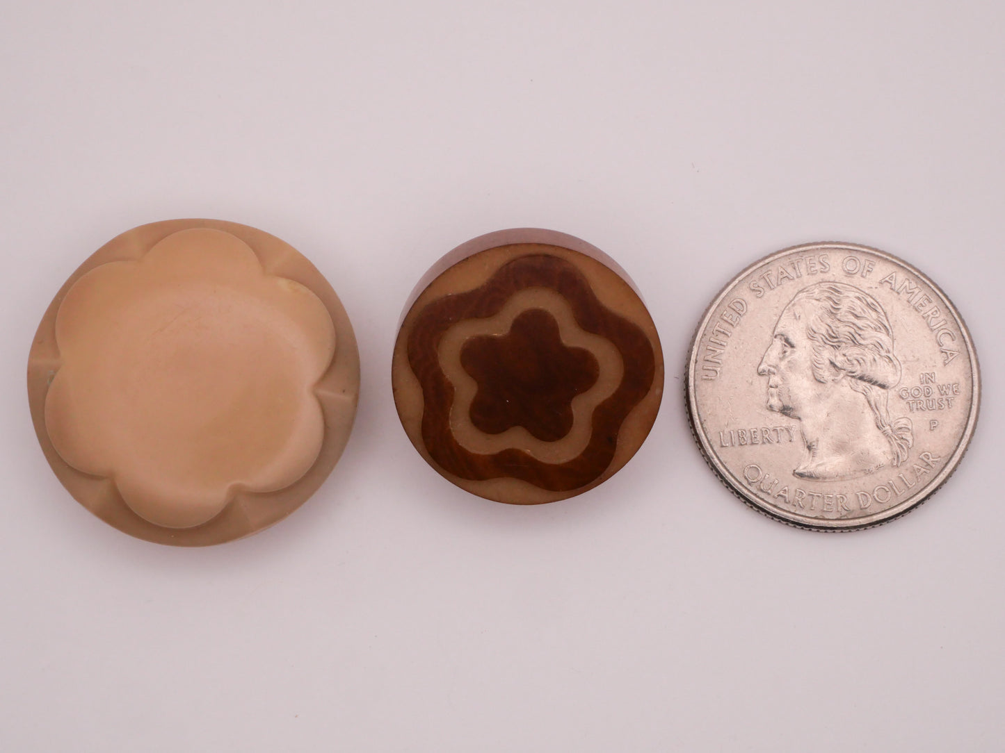 Scallop Flower Design Vintage Button Various 22-27mm