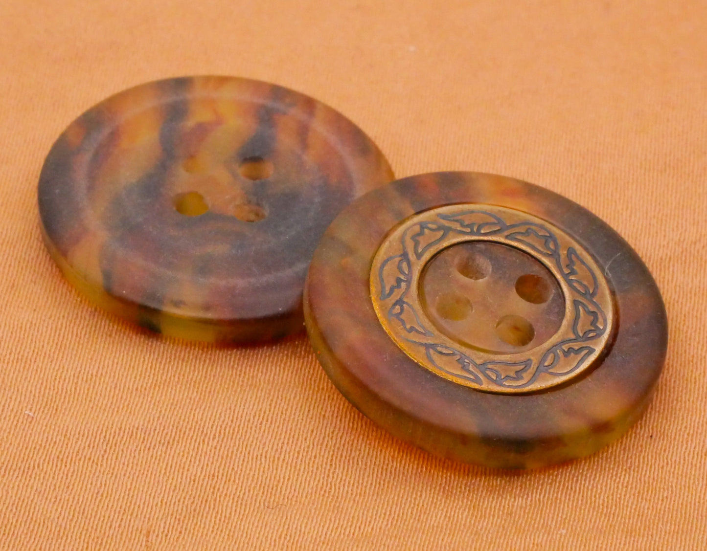 Tortoiseshell Look Metal Wreath Inlay Vintage Plastic Set of Four Buttons 23mm