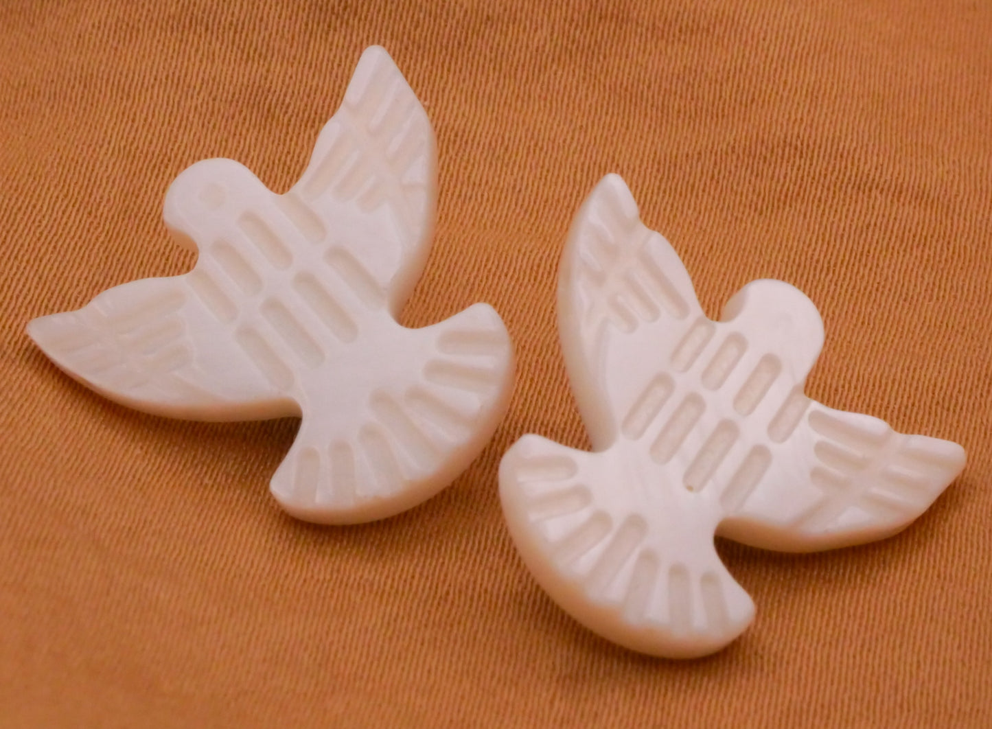 Bird Southwest Design Carved Mother of Pearl Shell Button 19x20mm