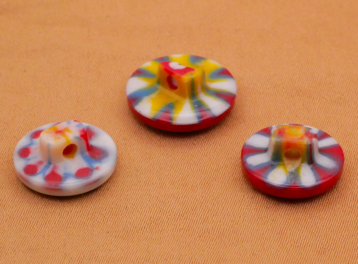 Firework Flower Design in Plastic Vintage Button Various 13-14mm