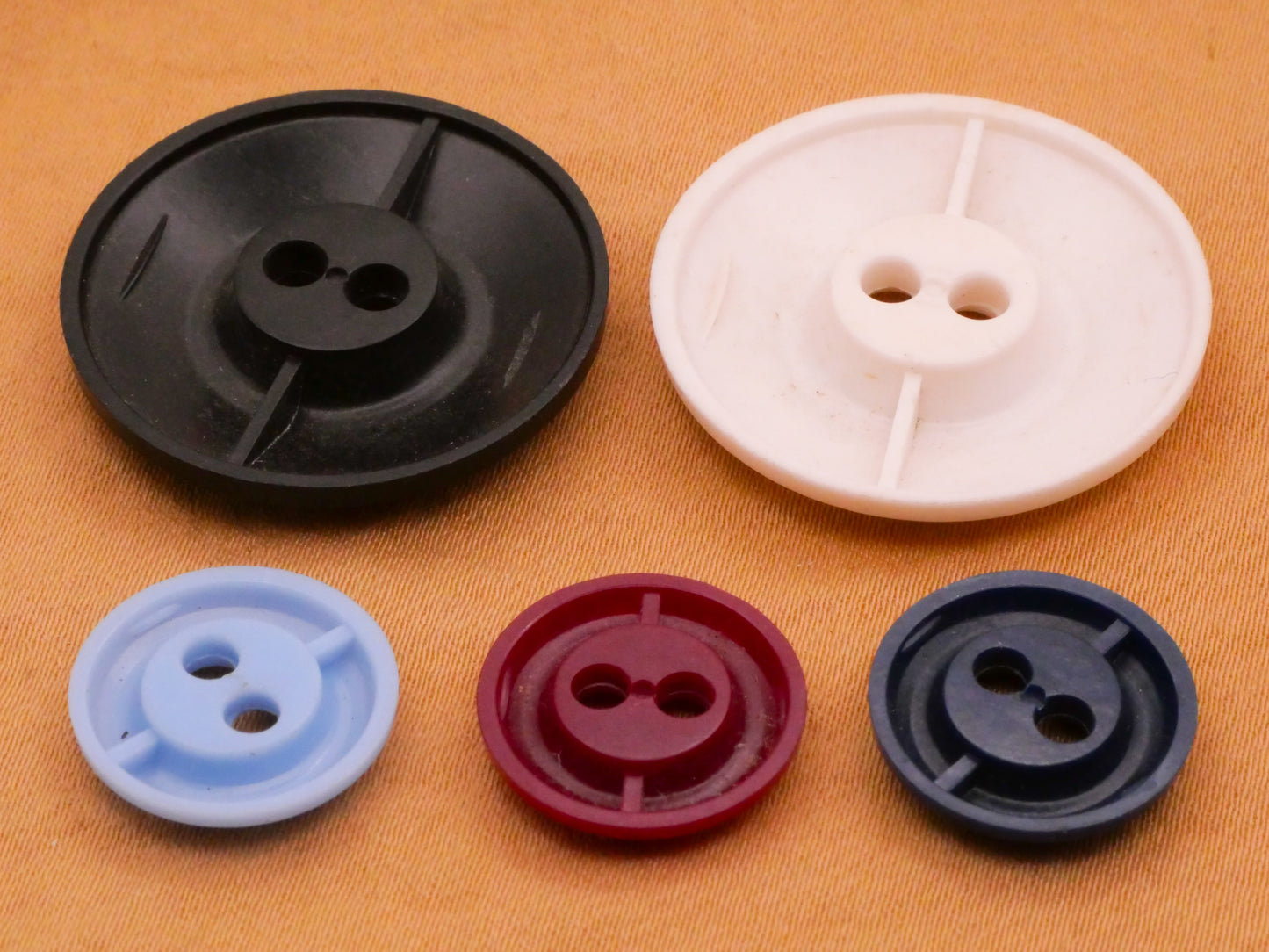 Leaf Wreath Housecoat Vintage Plastic Button Various 15-27mm