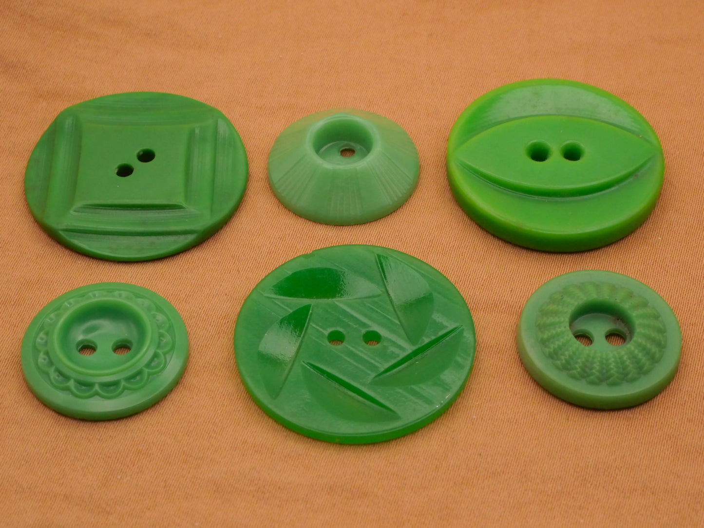 Kelly Green Vintage Plastic Button Various 19-27mm