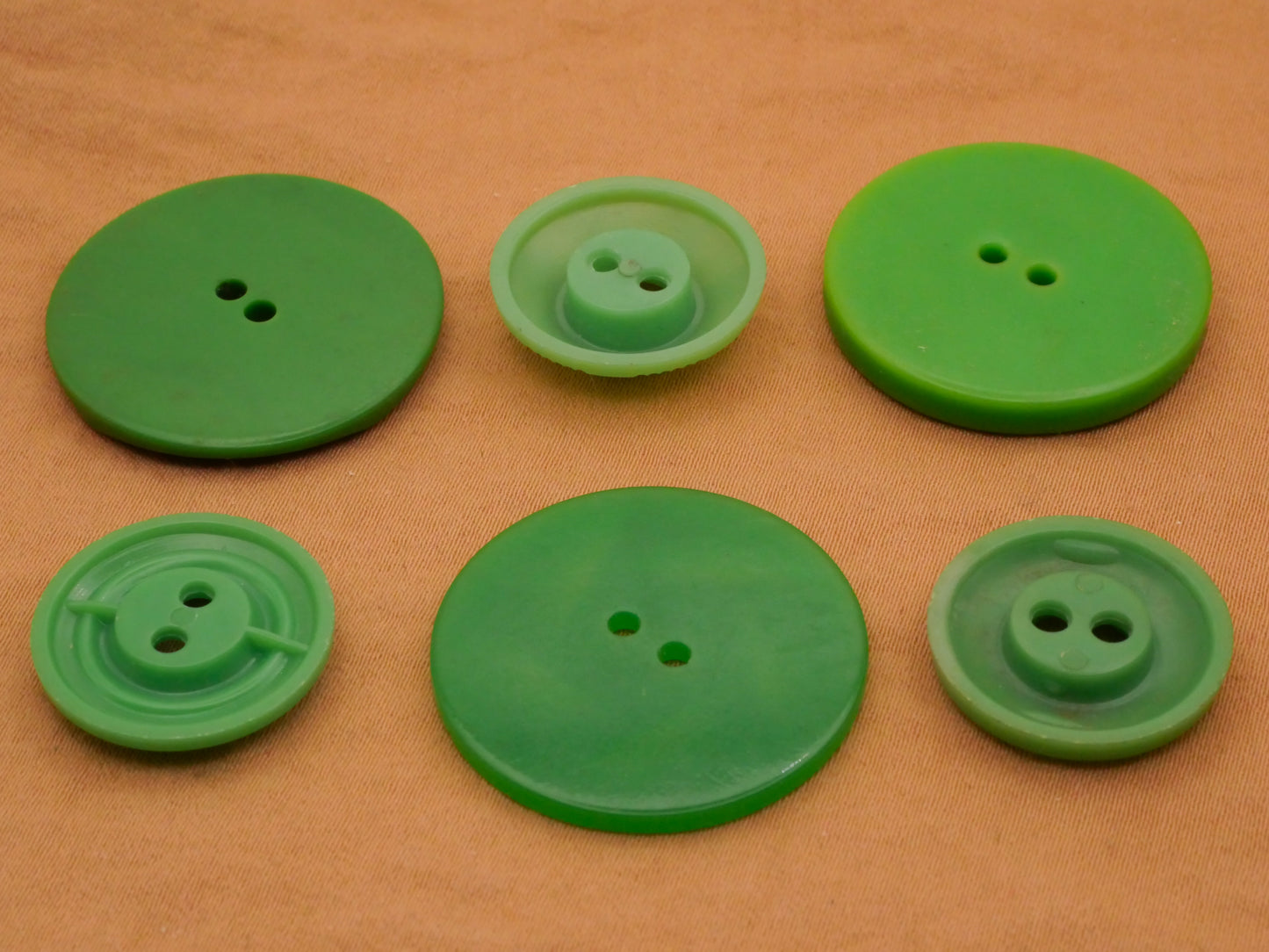Kelly Green Vintage Plastic Button Various 19-27mm