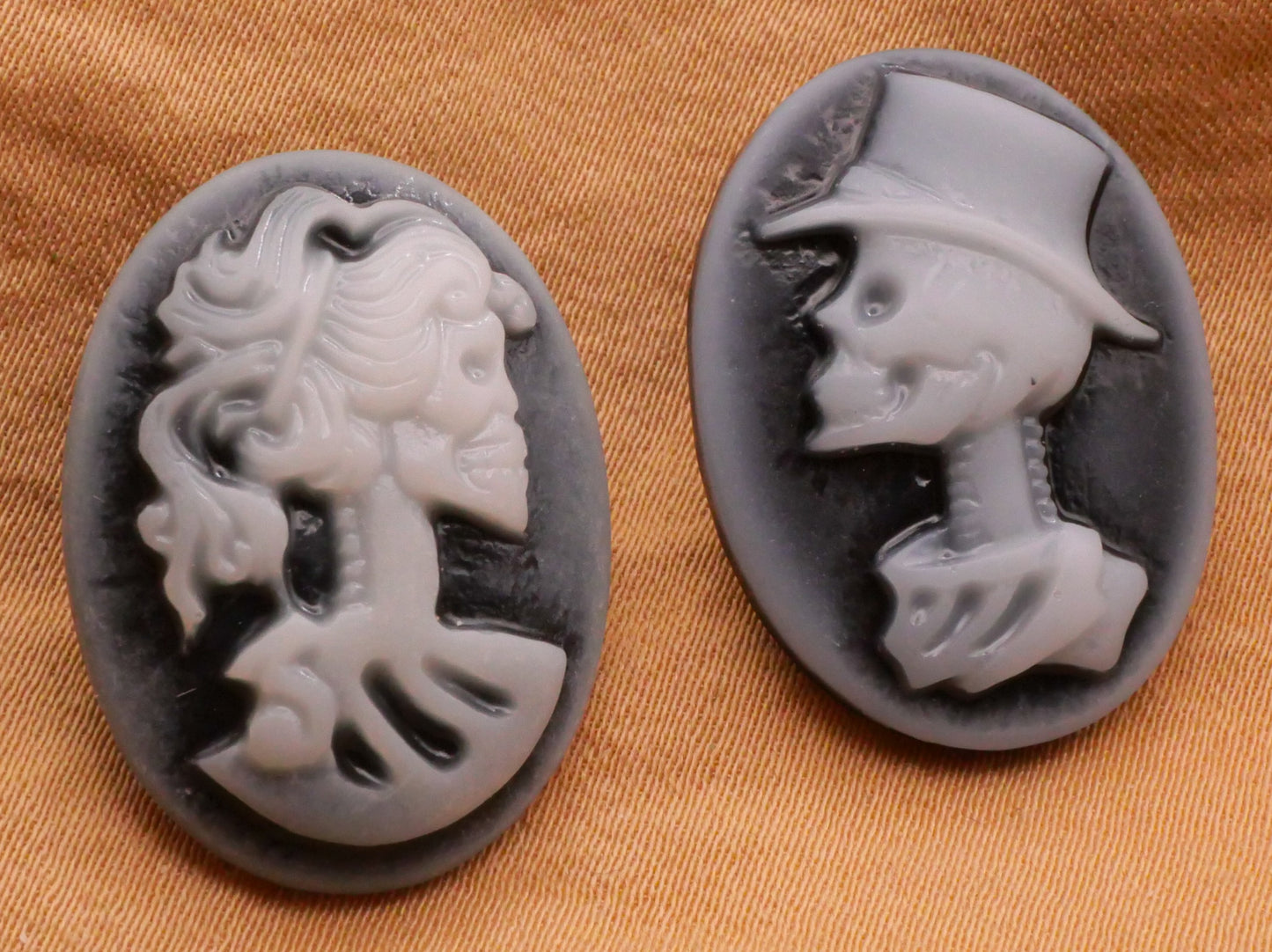Cameo Skeleton Skull Couple Resin Plastic Pair of Buttons 18x24mm
