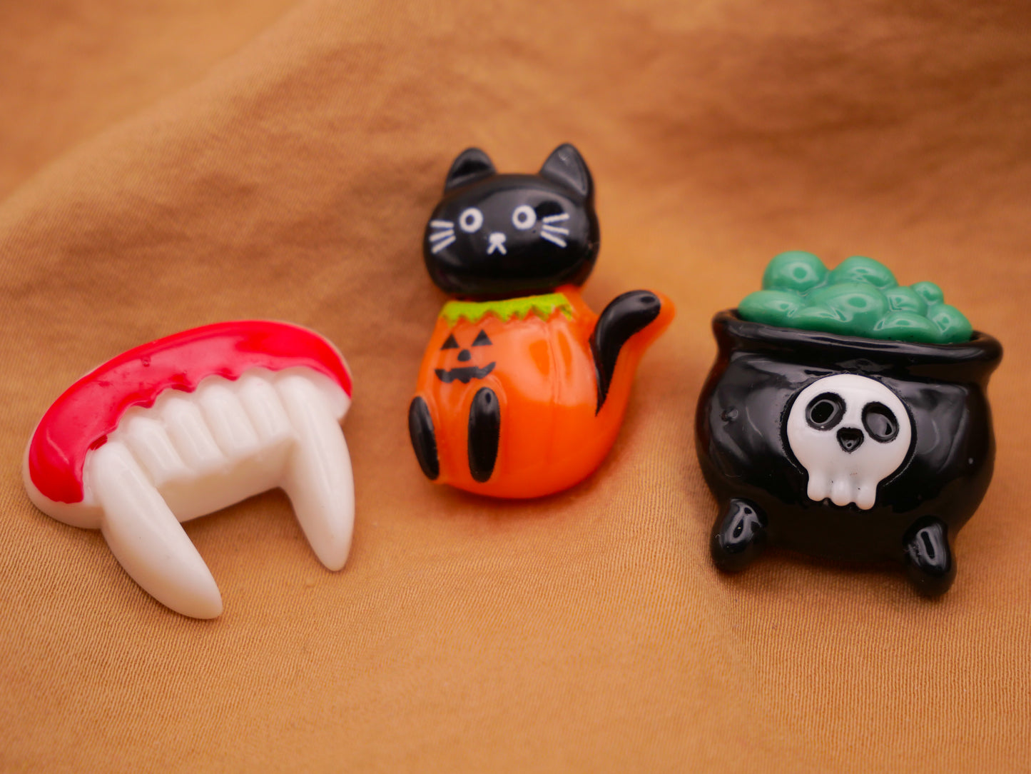 Halloween Fangs Black Cat or Cauldron Plastic Button Various 20-28mm