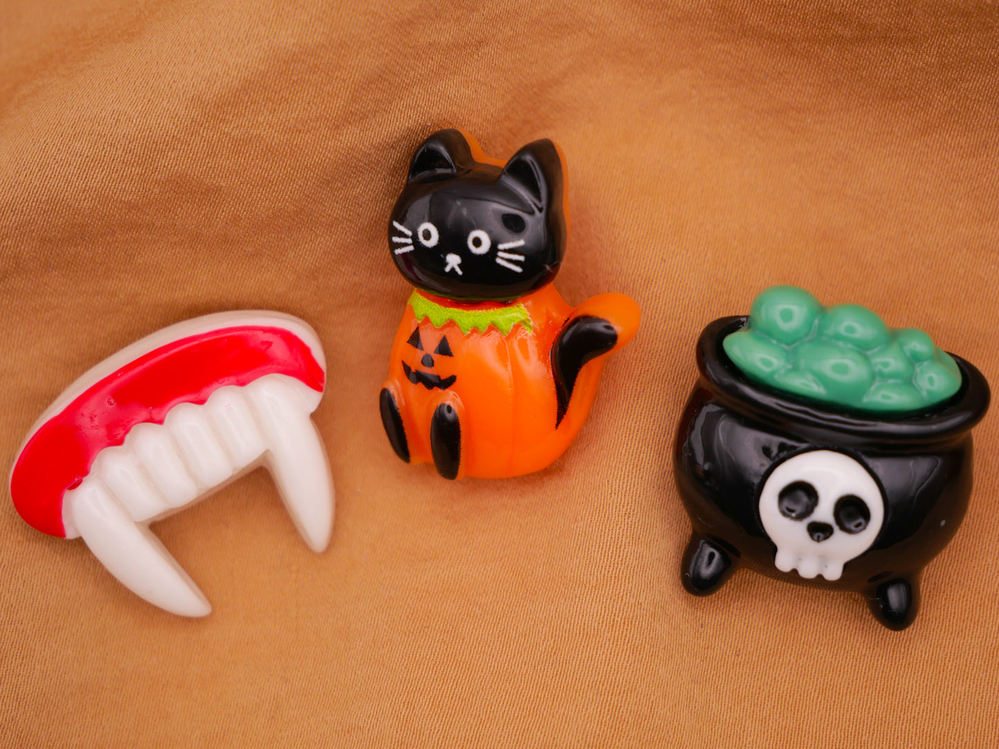 Halloween Fangs Black Cat or Cauldron Plastic Button Various 20-28mm