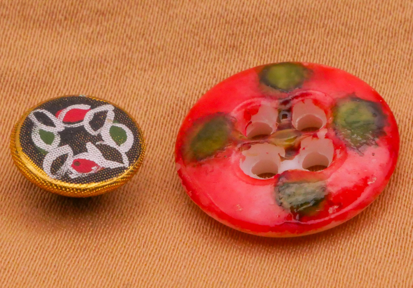 Wreath Red Green Christmas Vintage Button Various 10-17mm