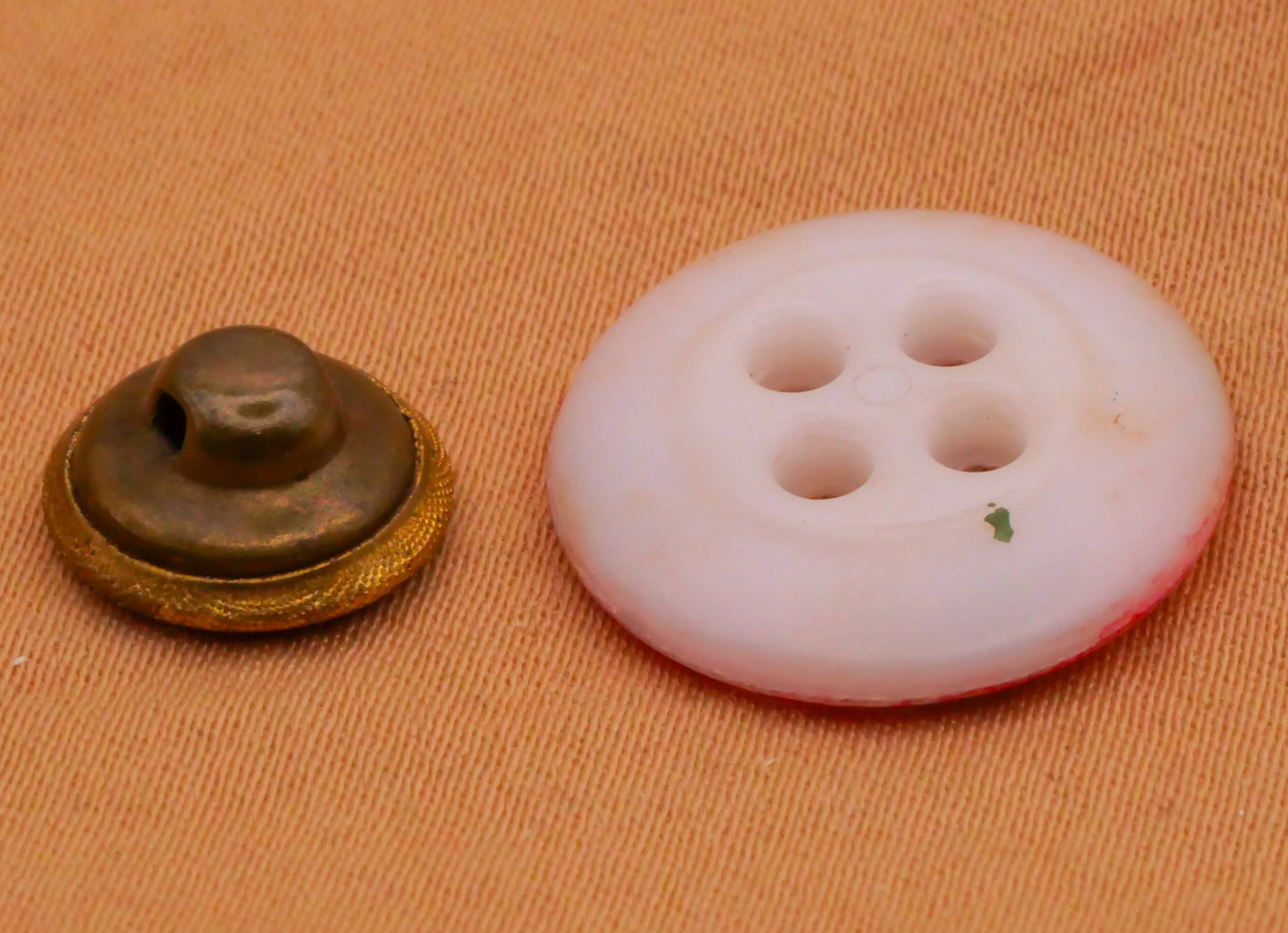 Wreath Red Green Christmas Vintage Button Various 10-17mm