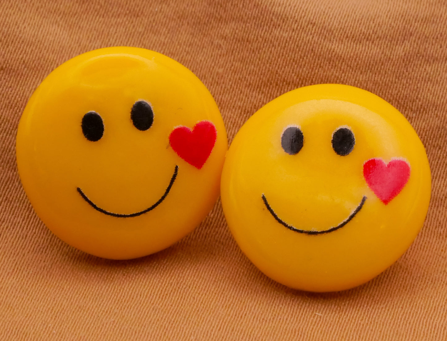 Smiley Face Heart Cheek Plastic Pair of Buttons 18mm