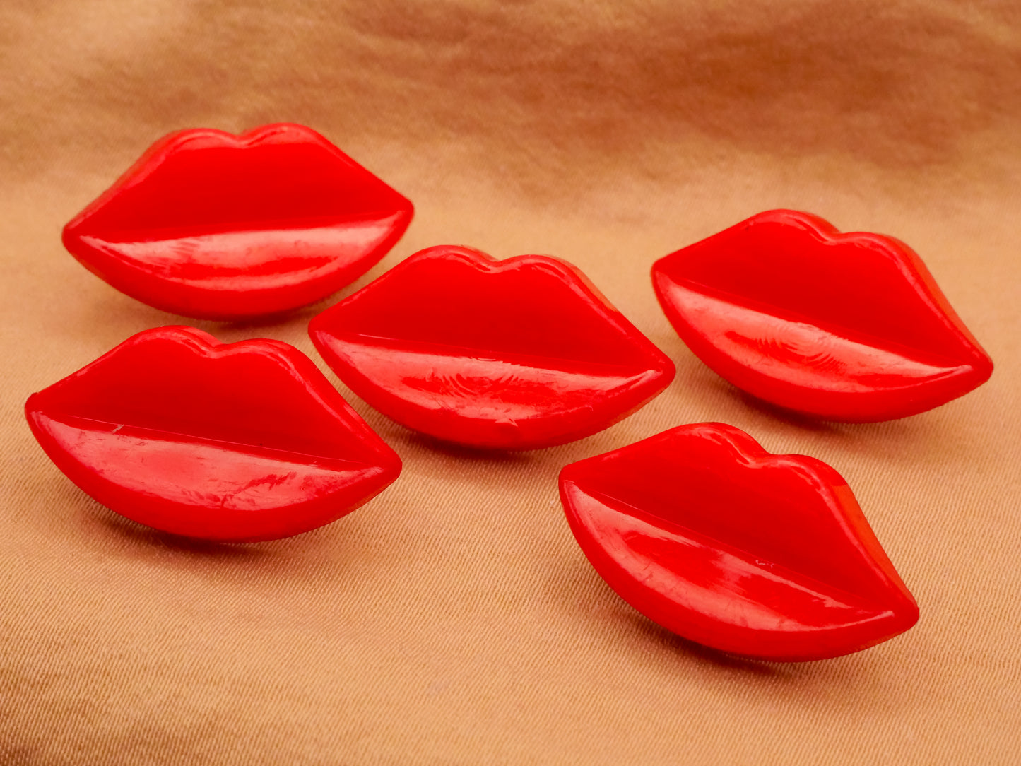 Lips Kiss Red Plastic Set of Five Buttons 13x24mm