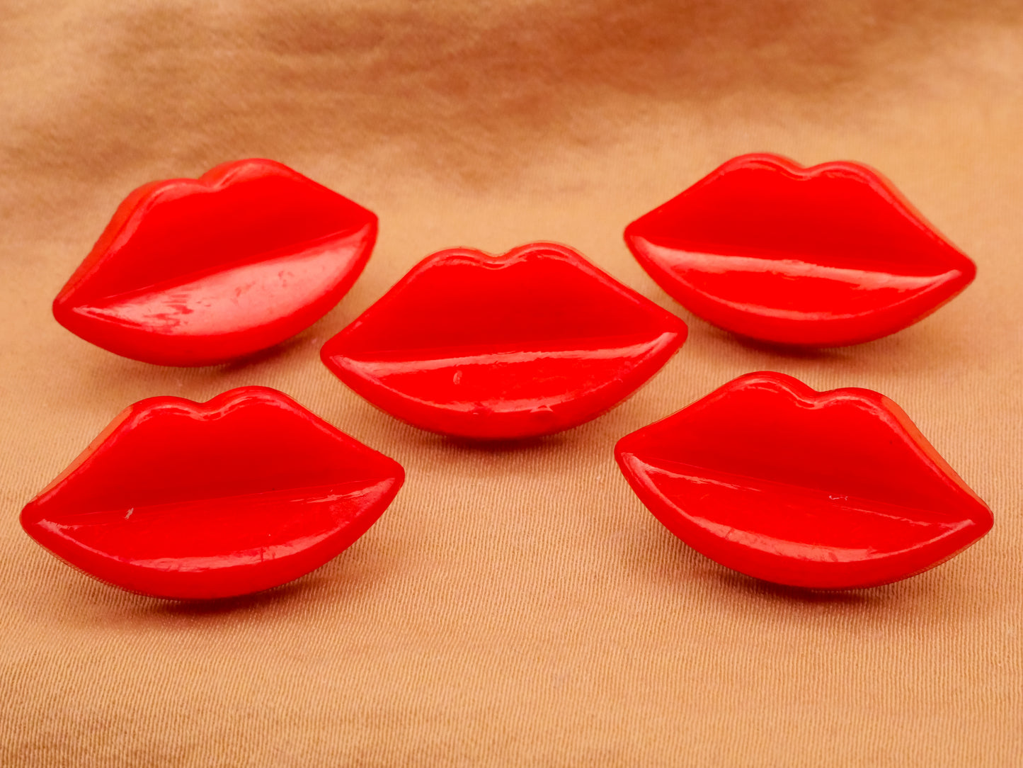 Lips Kiss Red Plastic Set of Five Buttons 13x24mm