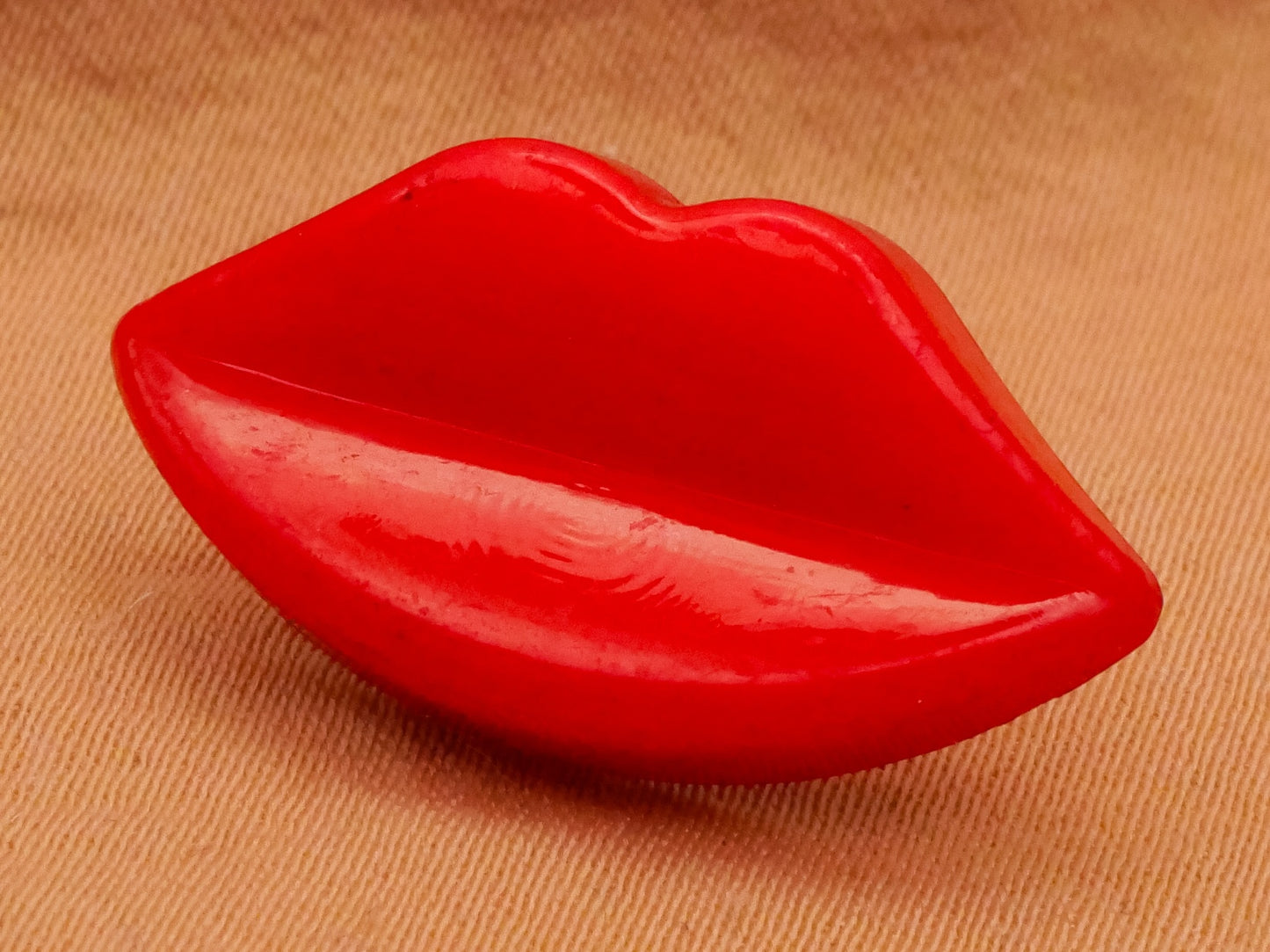 Lips Kiss Red Plastic Set of Five Buttons 13x24mm