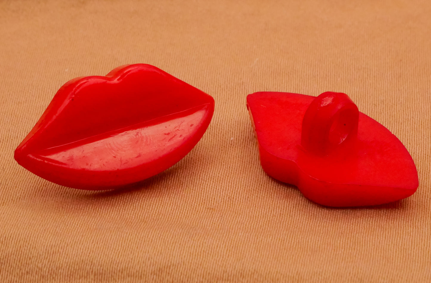Lips Kiss Red Plastic Set of Five Buttons 13x24mm