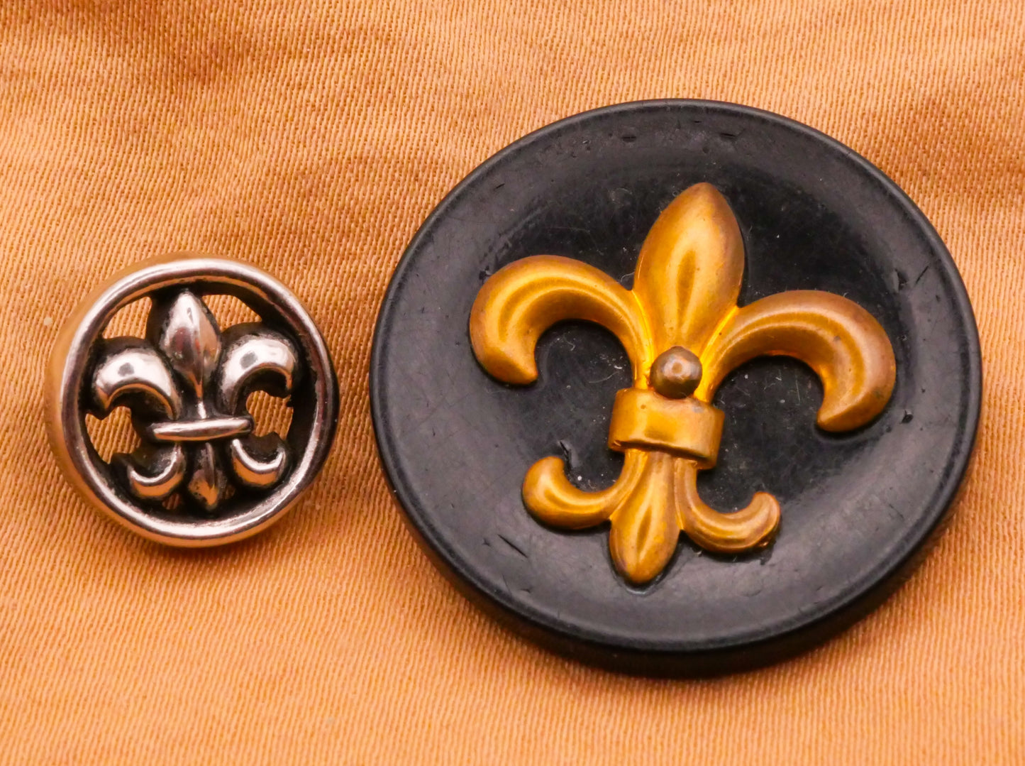 Fleur de Lis Motif Vintage Plastic Button Various 13-27mm