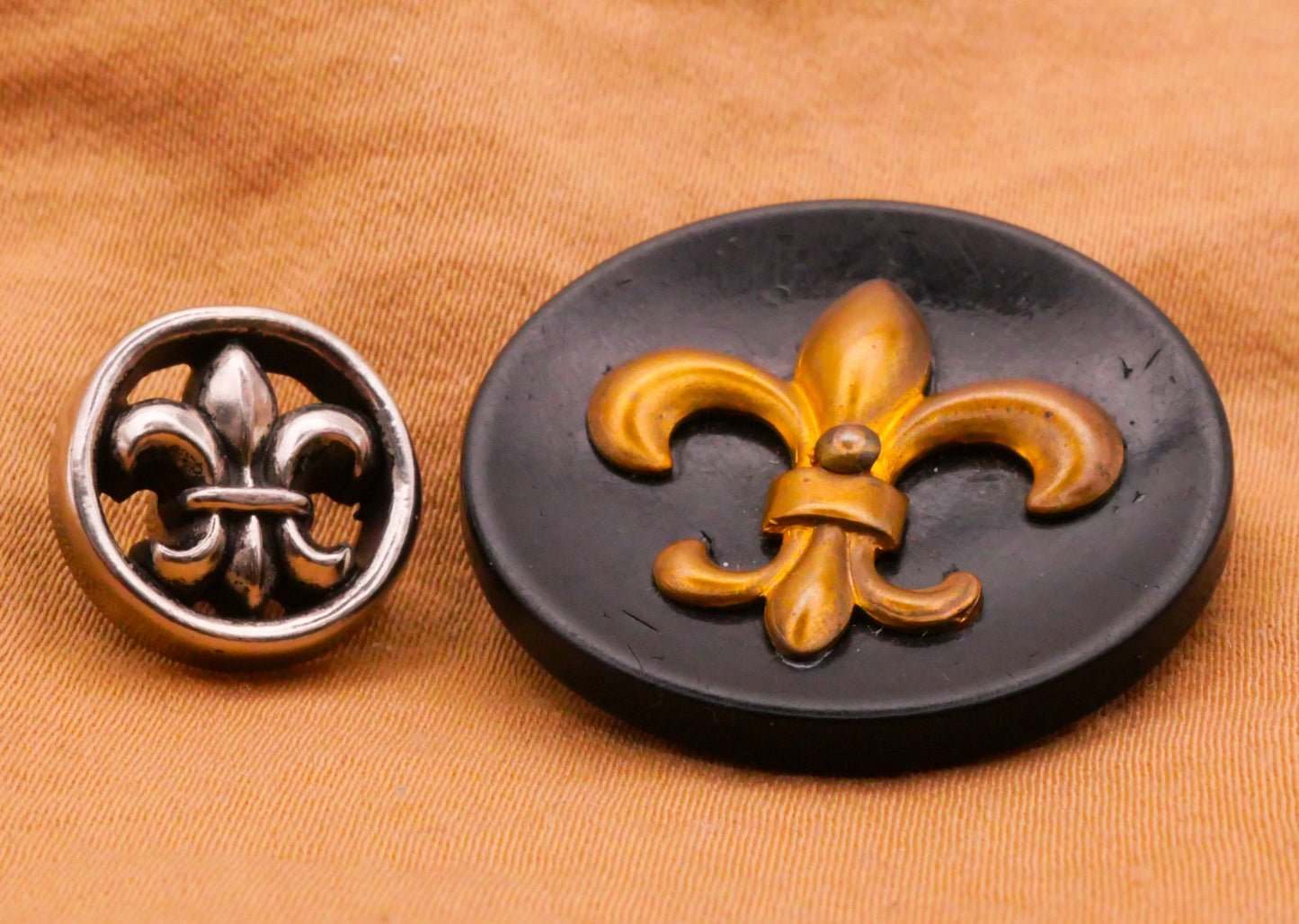 Fleur de Lis Motif Vintage Plastic Button Various 13-27mm
