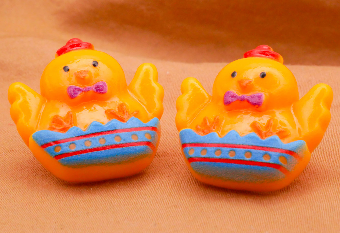 Chick Hatching Plastic Pair of Buttons 24x25mm